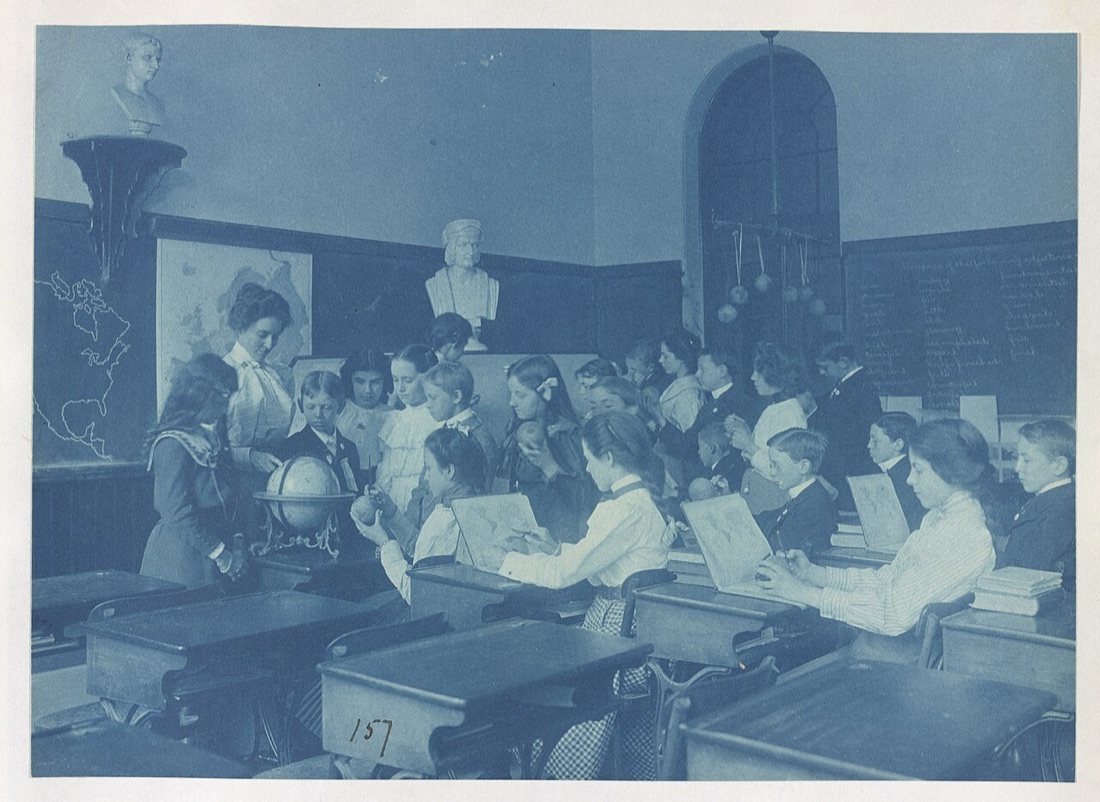 Урок географии: дети лепят глобусы. Школа в Вашингтоне, 1899