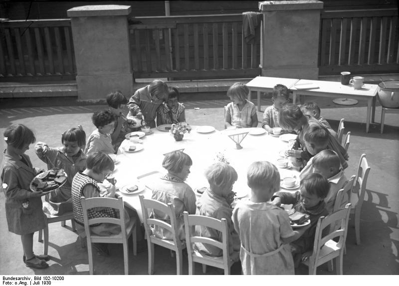 Дети сами накрывают обед в монтессори-доме, Берлин-Далем, 1930
